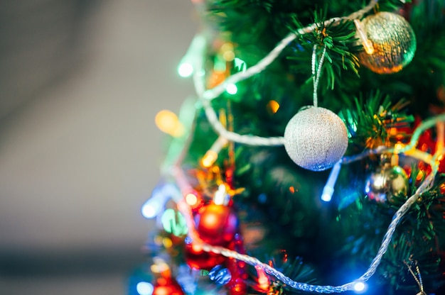 Bolas de luces decorativas y fondo de vacaciones de Navidad y año nuevo de pino