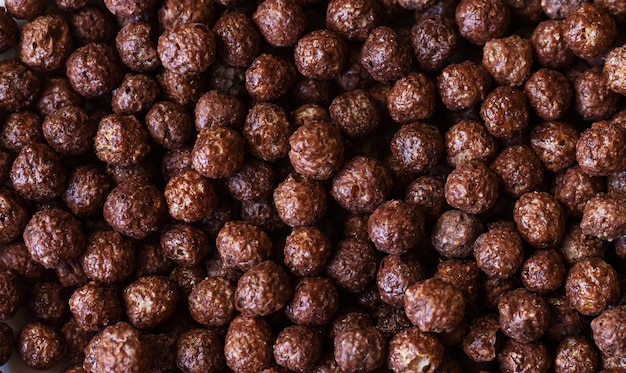 Bolas de maíz de chocolate de cereales como fondo de desayuno