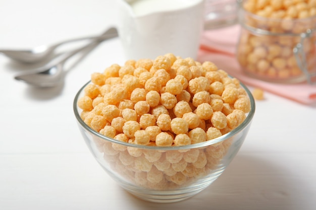 Bolas de maíz en glaseado para desayuno closeup sobre la mesa