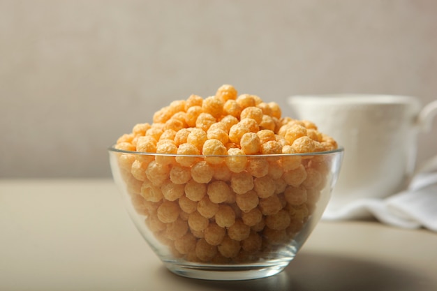 Bolas de maíz en glaseado para desayuno closeup sobre la mesa