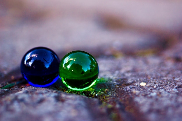 Bolas de mármol azul y verde