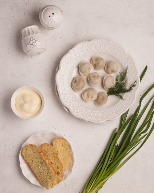 Bolas de masa hechas a mano. Cocinar albóndigas. Empanadillas cocidas con hierbas y verduras