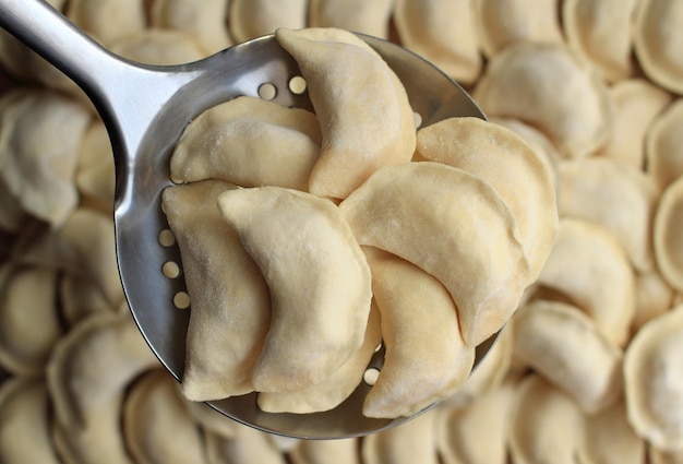 bolas de masa hechas a mano para congelar y cocinar rápidamente con una espumadera