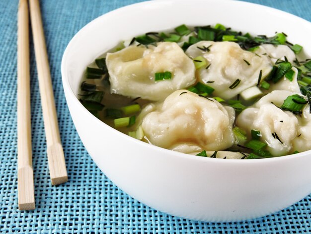 Bolas de masa hervida en caldo en estilo chino.