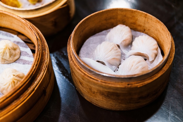 Bolas de masa hervida de camarones chinos (Har Gow) en la cesta de bambú. Servido en un restaurante en Taipei, Taiwán.