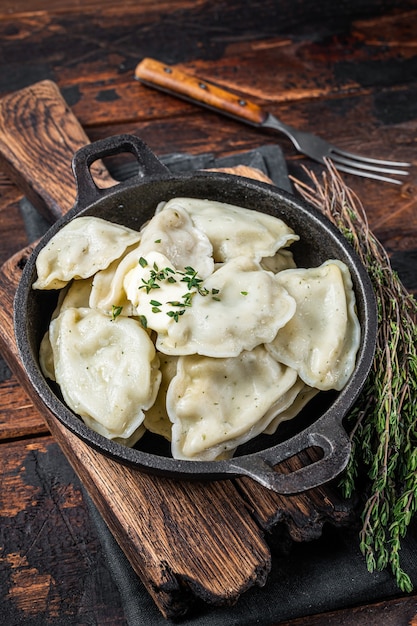 Bolas de masa hervida caseras, vareniki, pierogi rellenas de patata en una sartén