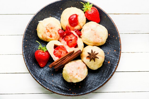 Bolas de masa hervida checas varenyky con bayas. Bolas de masa hervida con fresas o knedlik.