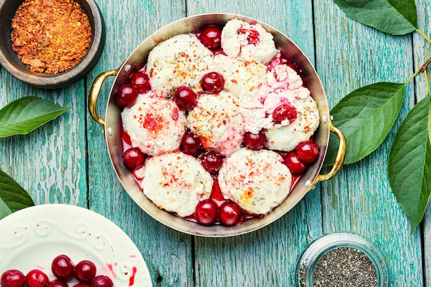 Bolas de masa hervida o knedliky con relleno de cereza.Plato nacional de la cocina checa y eslovaca