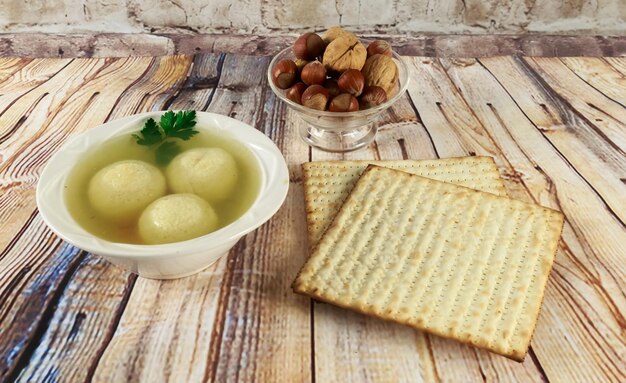 Bolas de matzá en un plato de sopa israelil saludable casera