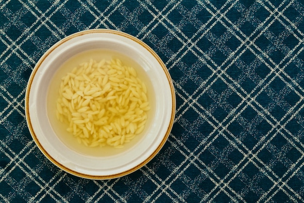 Bolas de matzá en un tazón de sopa