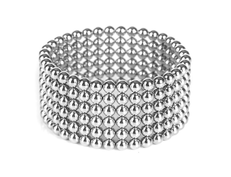 Foto bolas de metal de juguete neocube aisladas en blanco