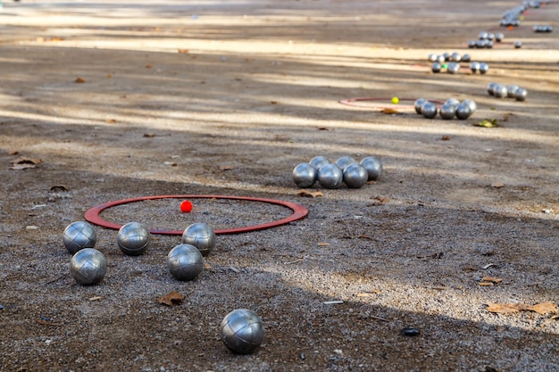 Bolas de metal para petanca o petanca en el suelo vista en perspectiva popular juego de calle en Francia