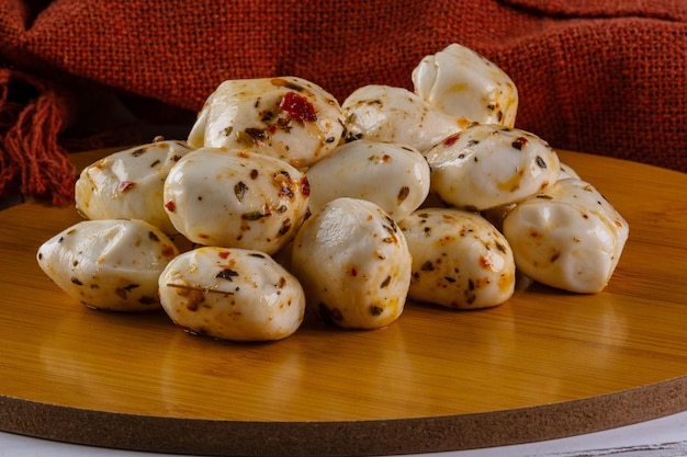 Bolas de mozzarella de búfalo sazonadas en el tablero de aperitivos