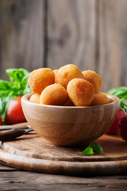 Foto bolas de mozzarella frita italiana tradicional