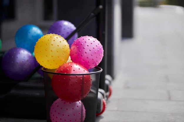 Foto bolas multicoloridas em uma cesta bolas na cesta