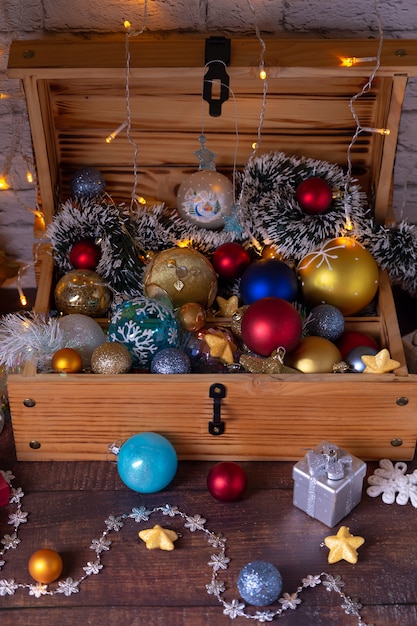 Bolas de Navidad y adornos en el cofre. Preparándose para el Año Nuevo y Navidad. Enfoque selectivo, de cerca.