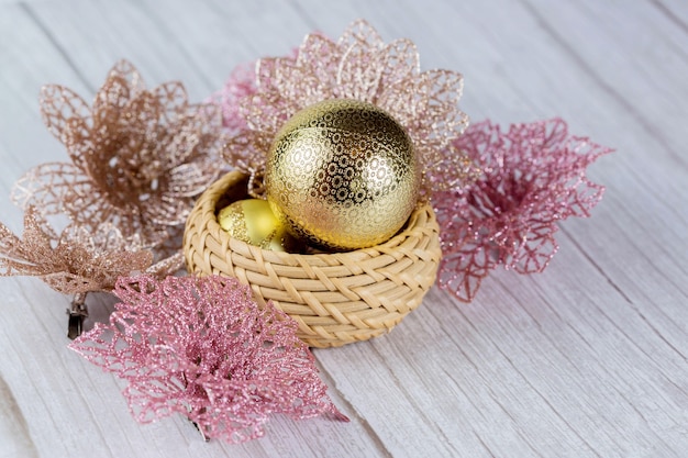 Bolas de Navidad y adornos en una mesa de madera clara.