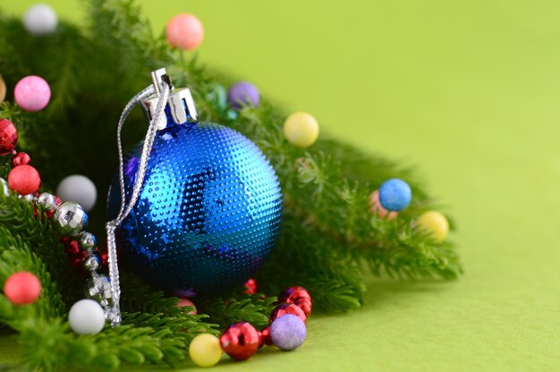 Bolas de Navidad y adornos con una rama de árbol de Navidad