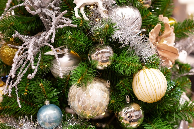 Bolas de navidad en el árbol