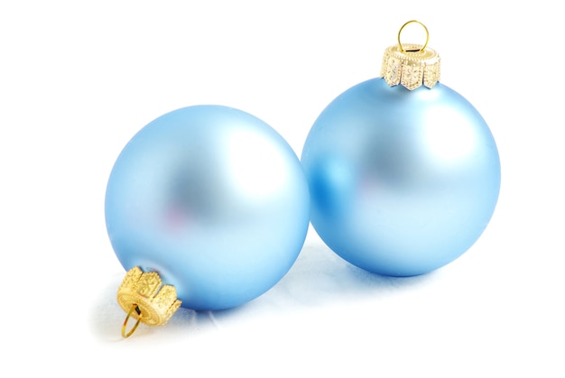 Bolas de Navidad azul aislado en blanco