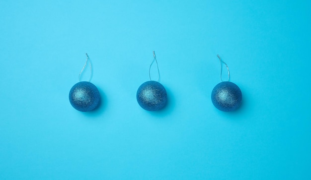 Bolas de Navidad azul brillante para el árbol de Navidad sobre un fondo azul.