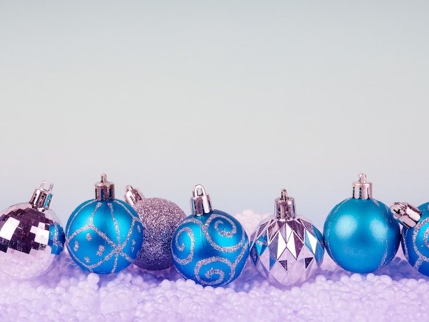 Bolas de Navidad azul con decoración en azul