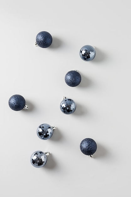 Bolas de Navidad azul sobre gris.