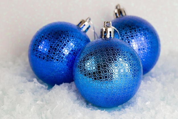 Bolas de navidad azules en la nieve