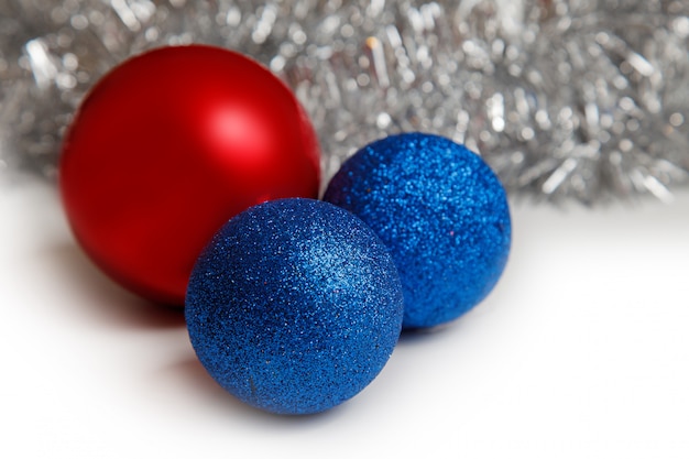 Bolas de navidad azules y rojas