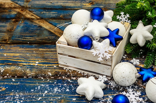 Bolas de Navidad blancas y azules y estrellas, ramas de abeto y copos de nieve. copia espacio