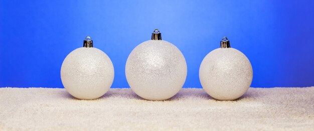 Bolas de Navidad blancas. Decoraciones de navidad