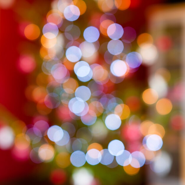 Bolas de Navidad bokeh en árbol