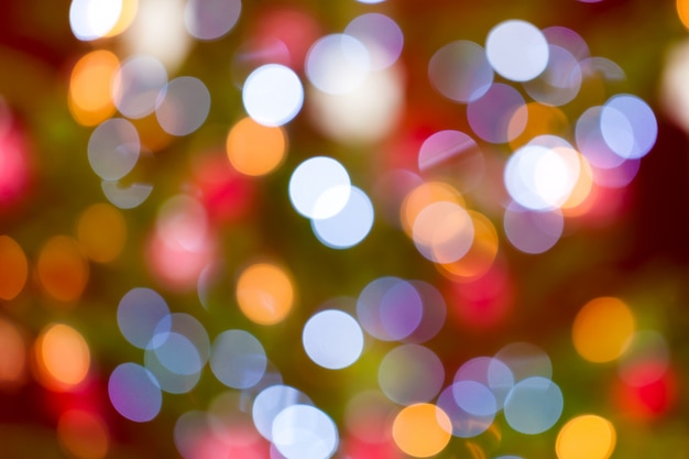 Bolas de Navidad bokeh en árbol