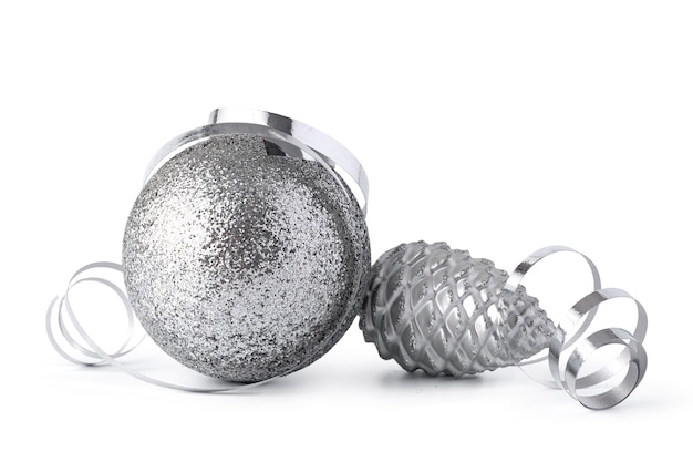 Bolas de Navidad brillantes de plata aislado sobre fondo blanco.