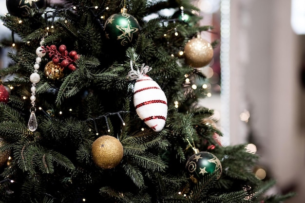 Bolas de Navidad brillantes en ramas de pino