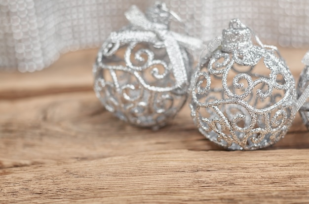 Bolas de Navidad brillantes sobre un fondo de madera