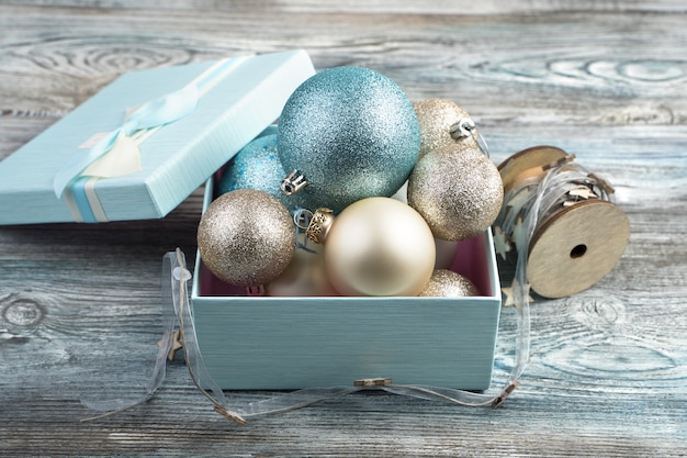 Bolas de Navidad en una caja azul