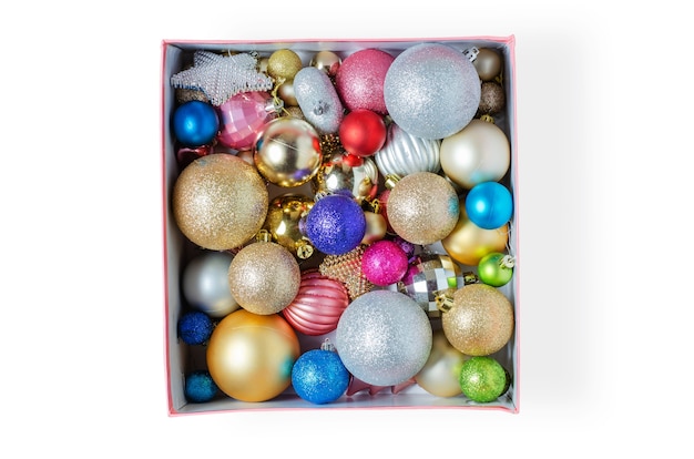 Bolas de Navidad en una caja de cartón para decoración navideña. Preparándose para Navidad
