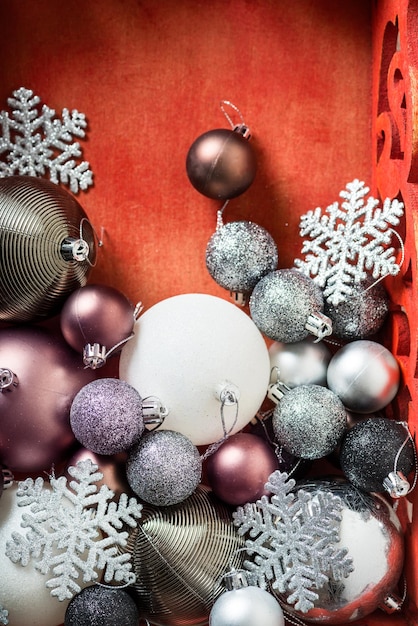 Bolas de Navidad en caja de madera roja como preparación para decorar