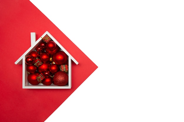 Foto bolas de navidad en casa de madera con espacio de copia.