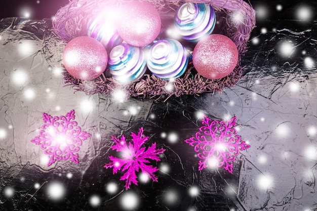 Bolas de Navidad en cesta púrpura. Copos de nieve decorativos.