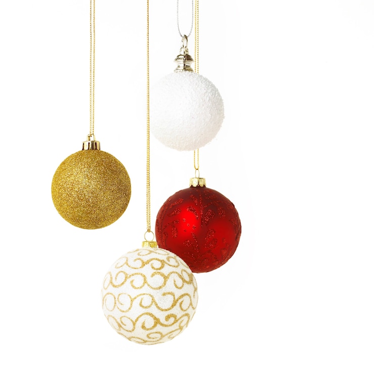 Foto bolas de navidad colgando aislado