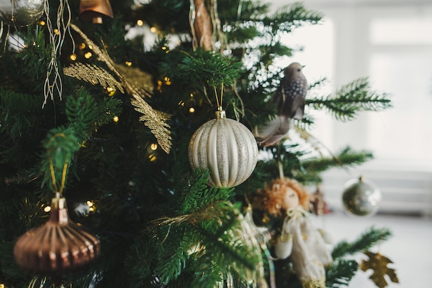 Bolas de Navidad colgando del árbol de Navidad