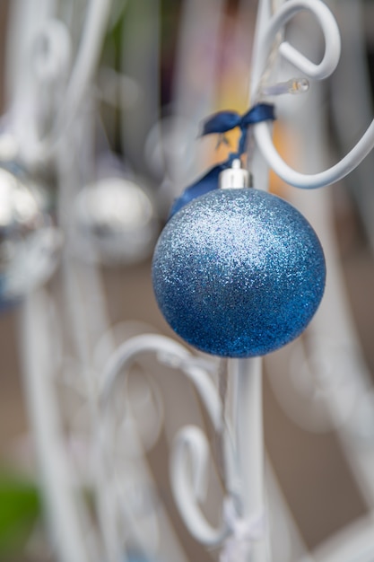 Bolas de Navidad colgando de la cinta con fondo bokeh