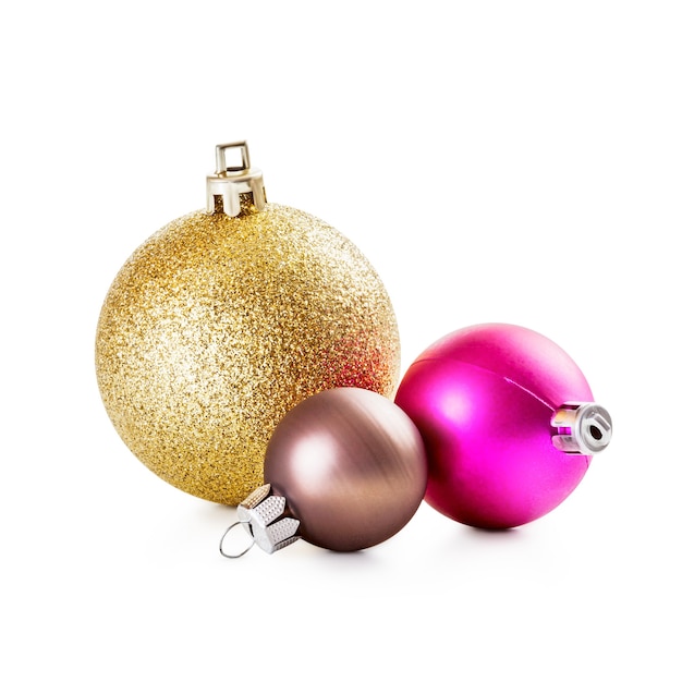 Bolas de navidad de color rosa, dorado y marrón sobre fondo blanco trazado de recorte incluido