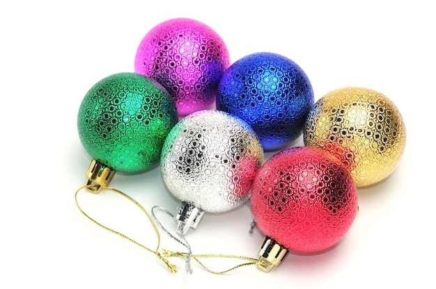 Bolas de Navidad de colores para el árbol de año nuevo sobre fondo blanco aislado