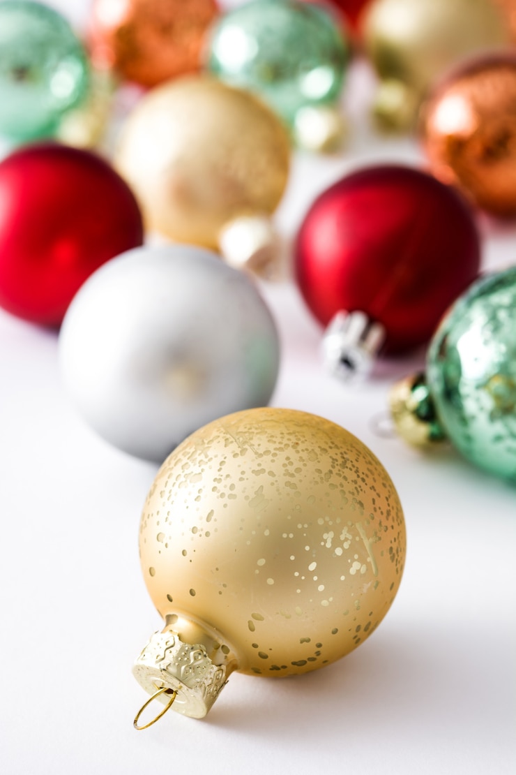 Foto bolas de navidad coloridas aisladas en blanco