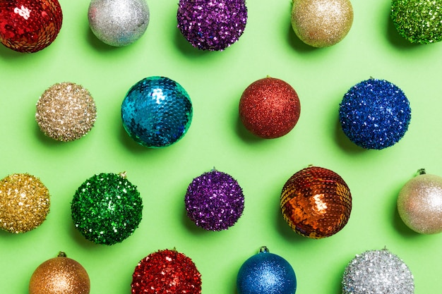 Bolas de Navidad coloridas sobre fondo verde