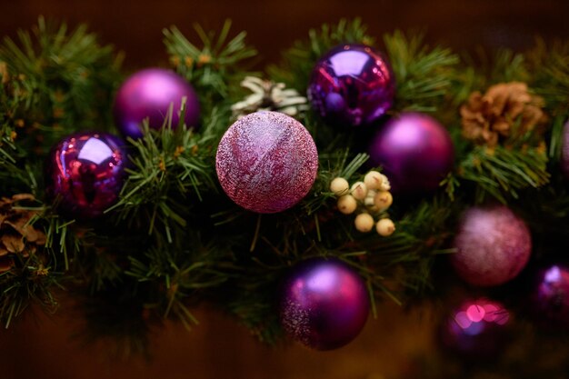 bolas de navidad de cristal púrpura en el árbol decoración navideña año nuevo 2023