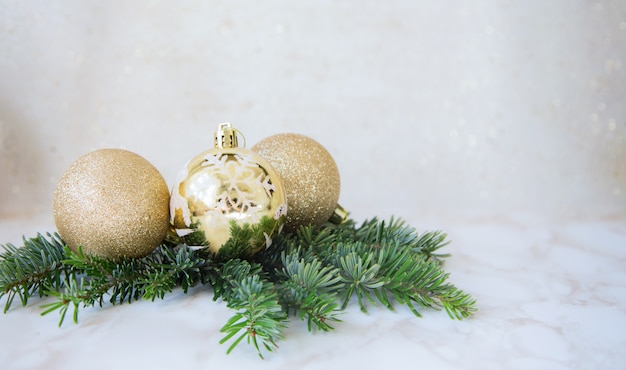 Bolas de Navidad doradas en ramas de pino